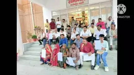 बस्ती: थरौली ग्राम पंचायत के प्रधान प्रतिनिधि के भ्रष्टाचार मामले में ग्रामीण ने जिला अधिकारी कार्यालय पर दिया धरना