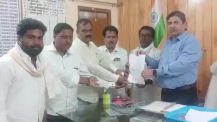 घोसी: घोसी नगर पंचायत में अनियमितताओं के खिलाफ सभासदों ने मोर्चा खोला, एसडीएम को सौंपा 8 सूत्रीय ज्ञापन