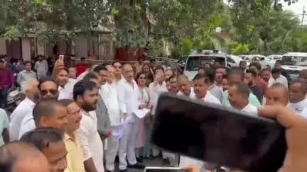 शाहजहांपुर: कलेक्ट्रेट में जिला और महानगर कांग्रेस कमेटी ने विद्यालयों को मर्ज न करने की मांग को लेकर सिटी मजिस्ट्रेट को ज्ञापन दिया
