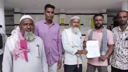 बुरहानपुर नगर: बुरहानपुर: शाहपुर के उर्दू स्कूल में बच्चों को पढ़ाने वाले अभिभावक जिला कलेक्टर कार्यालय पहुंचे
