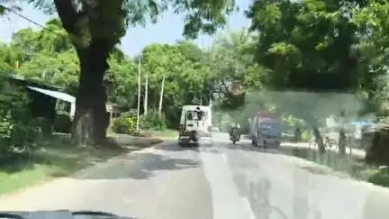 जयसिंहपुर: उघड़पुर चौराहे के करीब सुल्तानपुर रोड पर प्रतिबंधित ओवरलोड बोलोरो गाड़ी खुलेआम फर्राटे भर रही है