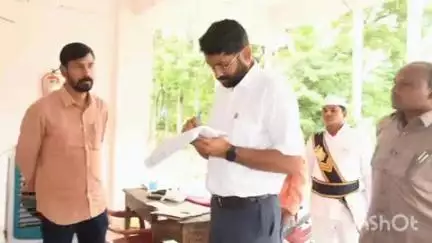 కొత్తగూడెం: కొత్తగూడెం ఆర్డీవో కార్యాలయంలోని ఈవీఎం గోడౌన్ తనిఖీ చేసిన జిల్లా కలెక్టర్ జితేష్ వి పాటిల్