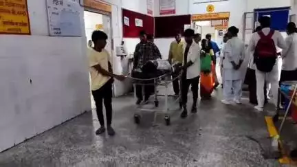 इटावा: इकदिल इलाके में अज्ञात कारणों से युवक ने विषाक्त पदार्थ खाकर आत्महत्या का प्रयास किया, गंभीर हालत में सैफ़ई रेफर