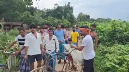 ভগবানগোলা ২: রমনা গোবরায় রাস্তার দাবিতে কচিকাচাদের বিক্ষোভ  পঞ্চায়েত সদস্যের বিরুদ্ধে উঠল অনিয়মের অভিযোগ #jansamasya