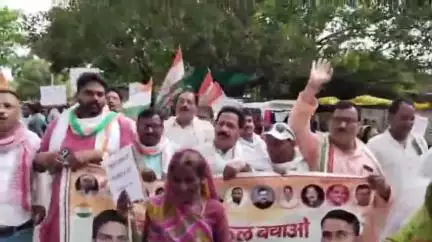 गाज़ीपुर: सरजू पाण्डेय पार्क में कांग्रेस का धरना-प्रदर्शन, भूमिहीनों की बेदखली और बंद मिलों को लेकर सरकार पर किया हमला