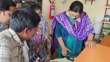 నిర్మల్: లక్ష్మణచందా మండల కేంద్రంలోని ఫర్టిలైజర్ దుకాణాన్ని:జిల్లా కలెక్టర్ అభిలాష అభినవ్  ఆకస్మికంగా తనిఖీ చేశారు.