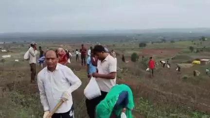 बुरहानपुर नगर: बुरहानपुर: डवाली पहाड़ी पर जिला प्रशासन ने 30 हजार पलाश बीजों का रोपण किया