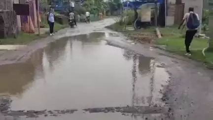 বারাবনী: বার্নপুরের মাদার টেরিজা রোড দীর্ঘ দিন থেকে বেহাল, রাস্তা সংস্কারের কাজের সূচনা করলেন মেয়র #jansamasya