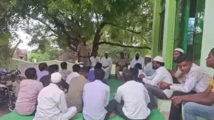 ಇಂಡಿ: ಪಟ್ಟಣದ ಪೊಲೀಸ್ ಠಾಣೆಯಲ್ಲಿ ಮೊಹರಂ ಹಬ್ಬದ ಪ್ರಯುಕ್ತ ಹಿಂದೂ ಹಾಗೂ ಮುಸ್ಲಿಂ ಮುಖಂಡರೊಂದಿಗೆ ಪೊಲೀಸ್ ಅಧಿಕಾರಿಗಳು ಶಾಂತಿ ಸಭೆ