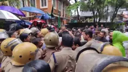കണ്ണൂർ: ജില്ലാ മെഡിക്കൽ ഓഫീസിലേക്ക് യൂത്ത് ലീഗ് നടത്തിയ മാർച്ചിൽ സംഘർഷം, ജല പീരങ്കി പ്രയോഗിച്ചു