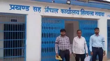 सिरदला ब्लॉक व अंचल में काला बिल्ला लगाकर लिपिक ने सरकार विरुद्ध नराजगी जताते हुए किये कार्य।