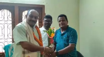 ରାୟଗଡା: ଜିଲ୍ଲା କଂଗ୍ରେସ କମିଟିର ନୂତନ ସଭାପତିଙ୍କୁ ସ୍ଥାନୀୟ ବାସ ଭବନରେ ଭେଟି ଶୁଭେଚ୍ଛା ଜ୍ଞାପନ କଲେ ଗୁଣୁପୁର ବିଧାୟକ ସତ୍ୟଜିତ ଗମାଙ୍ଗ