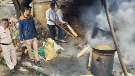 जालना: शहरात कैकाडी मोहल्ला परीसरात गावठी दारुच्या हातभटटीचे गुत्यावर कदीम जालना पोलीसांची छापेमारी,2,77,000/- रुपयेचा मुद्देमा