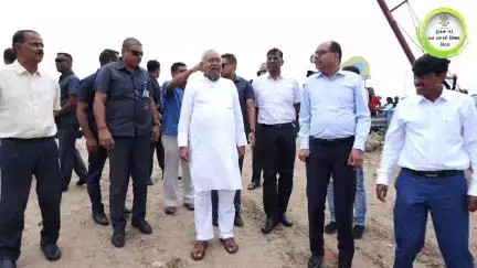 माननीय मुख्यमंत्री श्री नीतीश कुमार जी ने सड़क मार्ग से पटना के आसपास गंगा नदी के बढ़ते जलस्तर का जायजा लिया।
