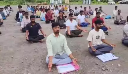 మంగళగిరి: ఉండవల్లిలో సీఎం చంద్రబాబు నివాసం సమీపంలో యోగా టీచర్లు నిరసన