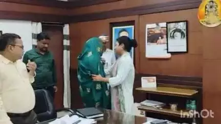लखीमपुर: डीएम दुर्गा शक्ति नागपाल ने दिवंगत पत्रकार जे.पी. मिश्रा की पत्नी से मिलकर आर्थिक मदद और हरसंभव सहयोग का दिया भरोसा