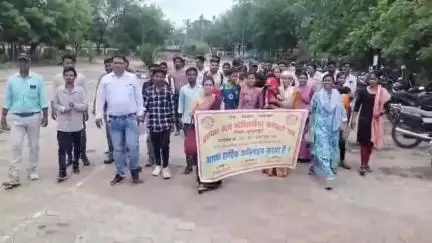 बुरहानपुर: मानदेय न मिलने पर पंचायत पैसा मोबिलाइजर कर्मचारियों ने कलेक्टर कार्यालय में जताया विरोध, सामूहिक हड़ताल की चेतावनी