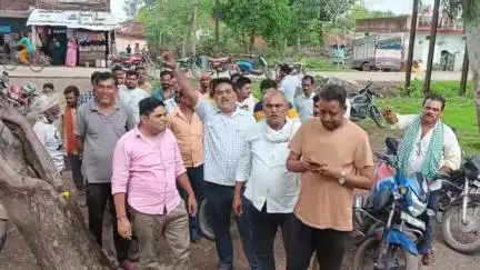 बिजली समस्या को लेकर नगर परिषद अध्यक्ष ने वार्डवासियों के साथ बिजली विभाग के सामने किया धरना प्रदर्शन