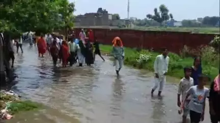 मथुरा: नगर निगम के वार्ड नंबर 33 के रास्ते में जल भराव से स्थानीय लोग परेशान महिलाओं ने नगर निगम के खिलाफ लगाए नारे #जनसमस्या