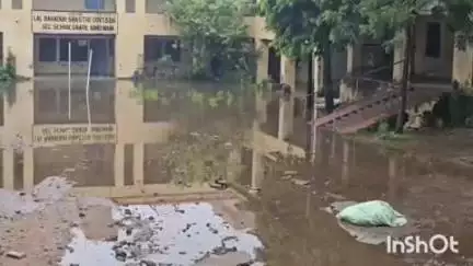 घाटोल: घाटोल क्षेत्र में भारी बारिश से स्कूल में पानी भर गया, छात्रों को हुई परेशानी