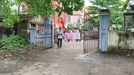 কৃষ্ণনগর ১: সরকারি শিক্ষা ব্যবস্থার রক্ষার অঙ্গীকার সহ বিভিন্ন দাবিতে কৃষ্ণনগরের ডিআই অফিসে বিক্ষোভ এবং ডেপুটেশন AIDSO এর পক্ষ থেকে