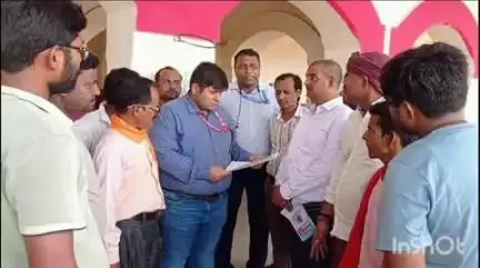 कैसरगंज: जरवल रोड में ट्रेनों के ठहराव को लेकर व्यापारियों ने सीनियर डीओएम को सौंपा ज्ञापन