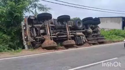 ବୀରମହାରାଜପୁର: ବିନିକା କଲେଜ ଛକ ନିକଟରେ ଓଲଟିଲା ହାଇୱା, ଅଳ୍ପକେ ବର୍ତିଲେ ଚାଲକ