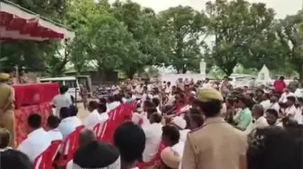 जमुनहा: पिरवितनी में मोहर्रम के दृष्टिगत श्रावस्ती और बहराइच के पुलिस प्रशासन के अधिकारियों ने की संयुक्त पीस कमेटी की बैठक