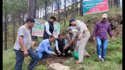 टिहरी: वन महोत्सव के अवसर पर प्रतापनगर विधायक विक्रम सिंह नेगी ने वन चेतना केंद्र नई टिहरी में वन कर्मियों के साथ किया पौधरोपण