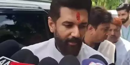 पटना ग्रामीण: सीएम नीतीश कुमार के बाद केंद्रीय मंत्री चिराग पासवान पहुंचे राजभवन, राज्यपाल को दिया कार्यक्रम का निमंत्रण