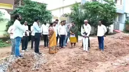 కోరుట్ల: అడిషనల్ కలెక్టర్ & మున్సిపల్ ప్రత్యేక అధికారి శ్రీమతి బిఎస్ లత  12,13 వార్డులలో కట్టుచున్న ఇందిరమ్మ ఇళ్ళను పరిశీలించారు