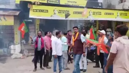 बागली: प्रदेश अध्यक्ष हेमंत खंडेलवाल के पदभार ग्रहण करने पर नेमावर के भाजपा कार्यकर्ताओं ने की आतिशबाजी