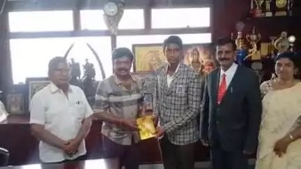 சங்கரன்கோயில்: மத்திய அரசு கட்டுரை போட்டியில் மாநில அளவில் தேர்ச்சி பெற்ற மாணவனுக்கு இசக்கி வித்யாஷ்ரம் பள்ளியில் பாராட்டிய அம்பை MLA