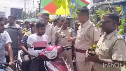 গঙ্গারামপুর: হেলমেটবিহীন বাইক চালকদের চারা গাছ উপহার দিয়ে সচেতনার বার্তা দিল গঙ্গারামপুর ট্র্যাফিক পুলিশ