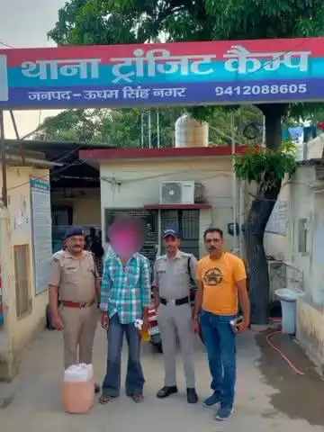 रुद्रपुर: ट्रांजिट कैंप थाना पुलिस ने गंगापुर रोड से 25 लीटर अवैध कच्ची शराब के साथ एक आरोपी को किया गिरफ्तार