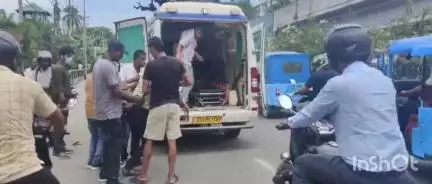 গুৱাহাটী: দিছপুৰত এখন চাৰিচকীয়া বাহনৰ প্ৰচণ্ড খুন্দা এখন মটৰচাইকেলত, গুৰুতৰভাৱে আহত মটৰচাইকেল আৰোহী, উপস্থিত আৰক্ষী