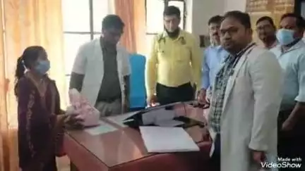 लालगंज: सामु0 स्वा0 केंद्र लालगंज में वरिष्ठ उपचार पर्यवेक्षक ने अपने जन्मदिन पर 5 टीबी रोगियों को गोद लिया, दी गई पोषण सामग्री