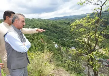 आपदा प्रभावित क्षेत्र में पीड़ितों के बीच पहुंचे सीएम सुक्खू , खुद बांटी राहत सामग्री; वीडियो आया सामने