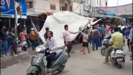रोहतक: गांधी कैम्प में अतिक्रमण हटाने का दुकानदारों ने किया विरोध, नगर निगम टीम पर सामान ज़ब्त करने का लगाया आरोप