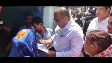 पचरुखी: पचरुखी में जिलाधिकारी ने किया मतदाता पुनरीक्षण कार्य का निरीक्षण