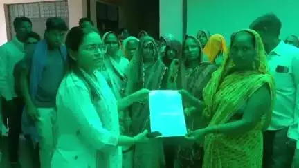 पुवायां: विद्यालय को दूसरे विद्यालय में विलय किए  जाने के विरोध पर ग्रामीणों ने एसडीएम को सोपा ज्ञापन #jansamsaya