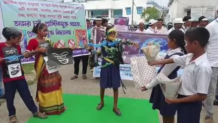 গাজোল: আন্তর্জাতিক প্লাস্টিক ব্যাগ মুক্ত দিবস উপলক্ষ্যে গাজোলে ব্লক চত্বর থেকে হল পদযাত্রা, উপস্থিত BDO সহ অন্যরা