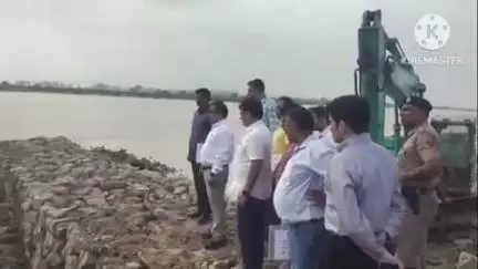 सोनीपत: उपायुक्त सुशील सारवान ने बाढ़ नियंत्रण कार्यों का जायजा लेने के लिए यमुना का किया दौरा