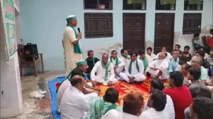 नवाबगंज: टेरा गांव में भाकियू ने लगाई रात्रि चौपाल, जिलाध्यक्ष अनुपम वर्मा ने कराई सदस्यता, संगठन विस्तार पर दिया जोर