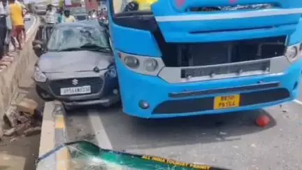 तमकुही राज: हरिहरपुर में फोरलेन पर बड़ा हादसा, कंटेनर ने बस को टक्कर मारी, बस ने कार को भी टक्कर दी, 3 गंभीर घायल