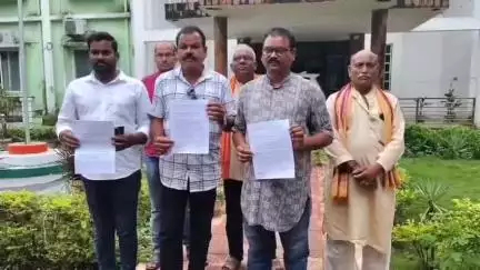 ବରଗଡ: ଜିଲ୍ଲାପାଳଙ୍କ କାର୍ଯ୍ୟାଳୟରେ ଦାବିପତ୍ର ପ୍ରଦାନ କଲେ ସଂଯୁକ୍ତ କୃଷକ ସଂଗଠନ,ଶୁଣନ୍ତୁ ପ୍ରତିକ୍ରିୟା