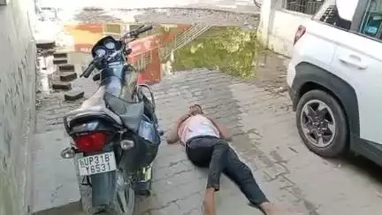 लखीमपुर: लखीमपुर शहर के अंबेडकर पार्क के पीछे नशे में धुत युवक मिला, बाइक में लगी थी चाबी, पुलिस ने बाइक को कब्जे में लिया