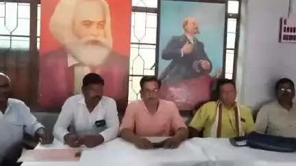ঝাড়গ্রাম: ৯ই জুলাই সাধারণ ধর্মঘটের সমর্থনে ঝাড়গ্রামে সাংবাদিক সম্মেলনে বক্তব্য রাখছেন CITU জেলা সম্পাদক