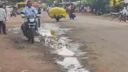 सेगांव: सेगांव के खंडवा बड़ौदा मार्ग का मेन रोड कीचड़ फैला, जिससे स्कूल जाने वाली छात्राएं व राहगीर हो रहे परेशान ।नहीं है ध्यान