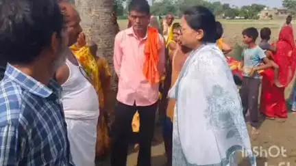 मढ़ौरा: सुकसेना गांव में अंचलाधिकारी ने मृतक किशोर के परिजनों से की पूछताछ